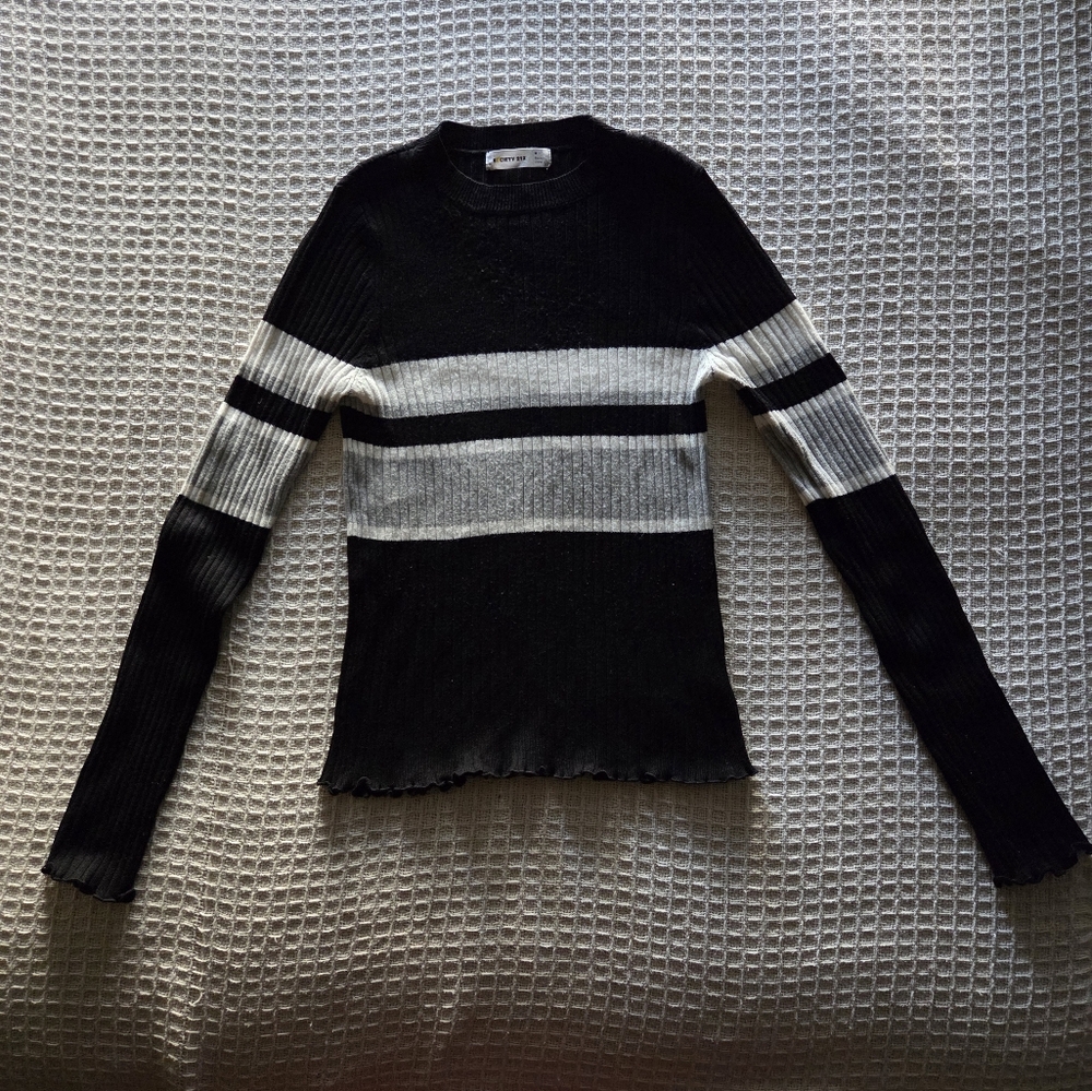 Society 212 Long-Sleeve Mockneck Lightweight Ruffle Sweater (Size Medium)